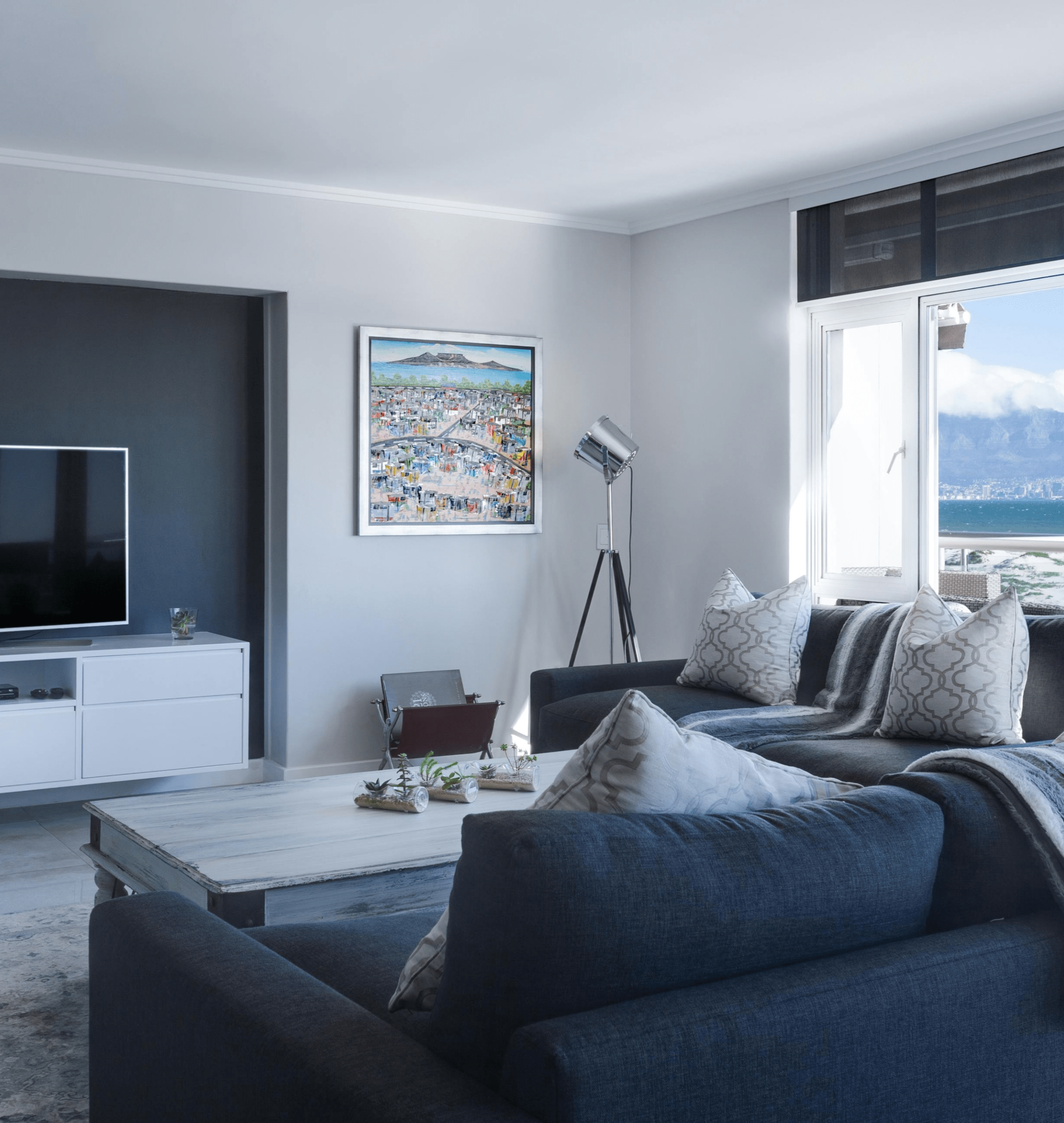 Salon spacieux avec canapé confortable pour de la location courte durée